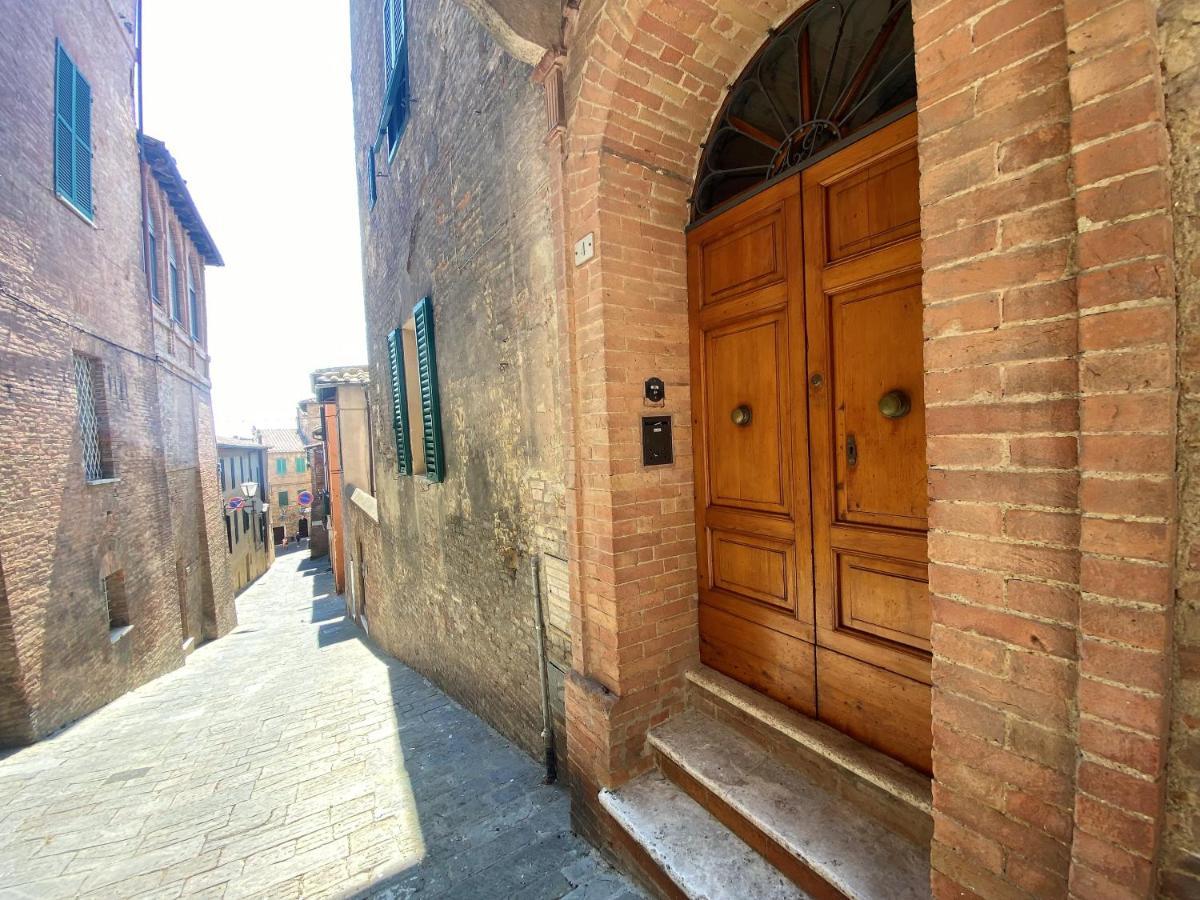 La Fonte-With Balcony Close By Piazza Del Campo Siena Buitenkant foto